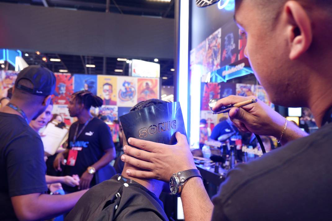 murphydelei's tweet photo. A Paramount levou o mundo de #Sonic para a #CCXP19 e o @omelete mostrou alguns detalhes de uma das ativações: a Barbearia do Sonic

Lá as pessoas recebem cortes de cabelo inspirados no ouriço da SEGA, incluindo o famoso blindado de Ariel https://t.co/fTflSCm3m0