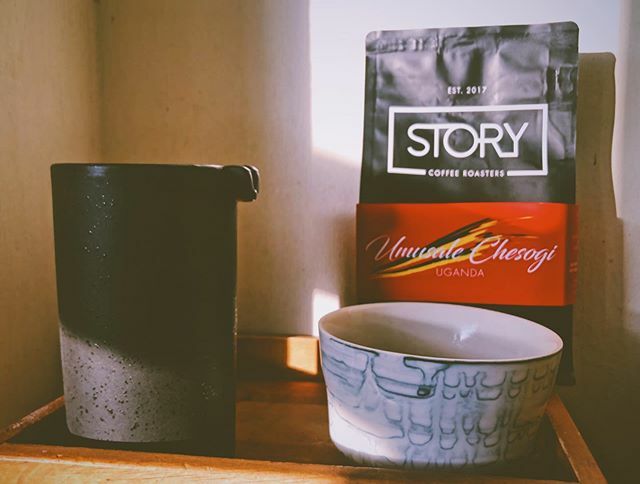 StoryCoffeeR's tweet photo. Nowy miesiąc to i nowa kawa! 🤩
Zachwyci was zielonym jabłkiem, pomarańczą, mlecznym karmelem i czekoladą! 🥰

Uganda Umusale Chesogi pochodzi z regionu graniczącego z Kenią. Uprawia się tam głównie te same odmiany co w Kenii czyli SL28 i SL34. Kawa ta… https://t.co/yUyxETYJTg https://t.co/GZ1jAT5stf