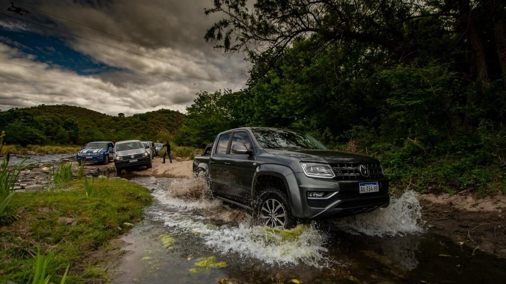 LaPasteleraAgro's tweet photo. A toda la potencia de nuestro programa le sumamos la potencia de la nueva @VWAmarokArg #V6 
Ya estás escuchando a @JorgelinaTraut 🎙️ @MarceloPintoOK🎙️ con la producción de @vencejavier en #ColoniaAgropecuaria por el aire de @Coloniaam550 📻
Sintonizanos hasta las 14hs! https://t.co/1GfviBlIhh