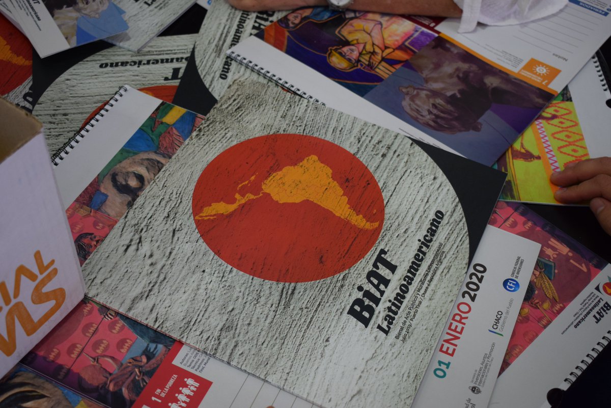 La Sec. de Inversiones <a href="/mali_serrano/">Mali Serrano</a> recibió la visita de Claudia Gronda y los referentes de <a href="/FundaHuoqo/">Fundación Huoqo</a> para hacerles entrega del material de difusión de la Bienal de Arte Público de #PuertoTirol que se imprimieron gracias a los aportes de <a href="/cfired/">CFI</a>.