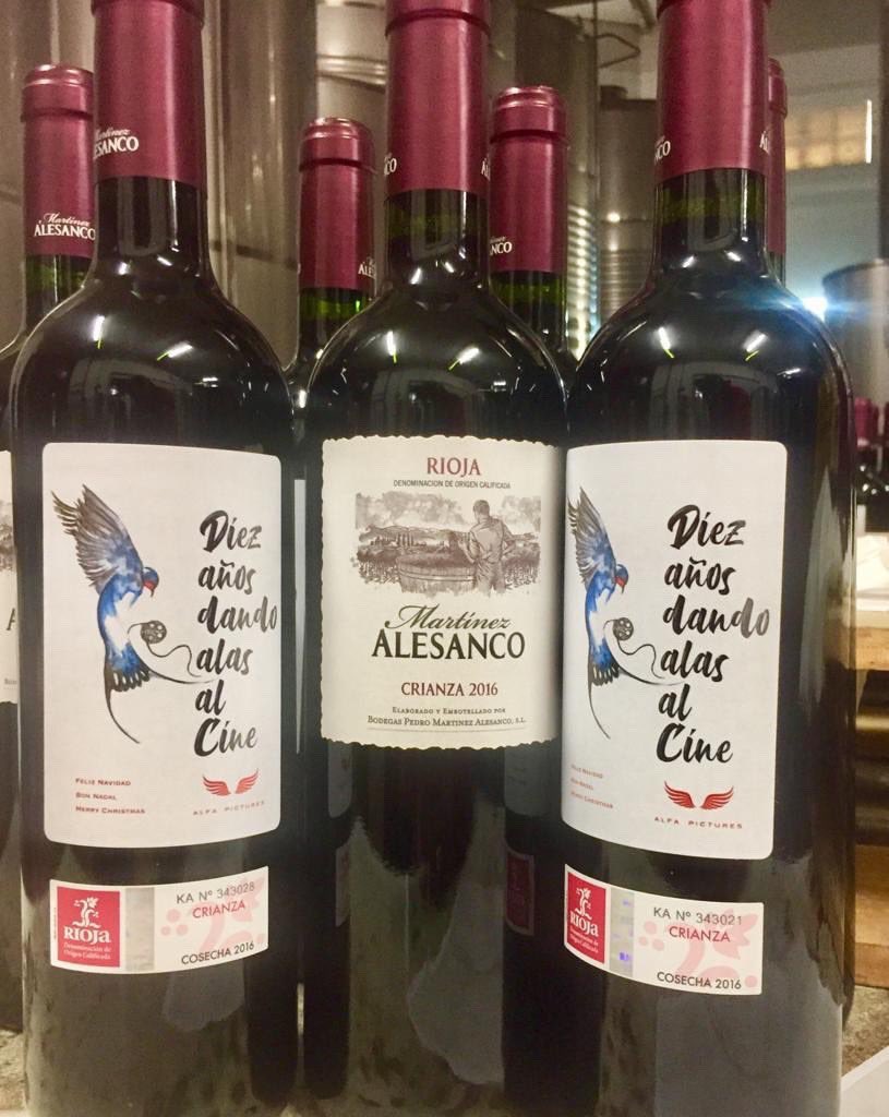 DavidAlfaras's tweet photo. Nuestros amigos de #BodegasMartinezAlesanco junto a la creación de #LauraGali para celebrar, por todo lo alto las Navidades #GilesAlPoder #Laodiseadelosgiles @alfapictures #Colibri #cine #vino #arte #alas #larioja #tempranillo #wine #Losconsejosdealice #ParatodalaMuerte #Badaran https://t.co/M7VakFlQUl
