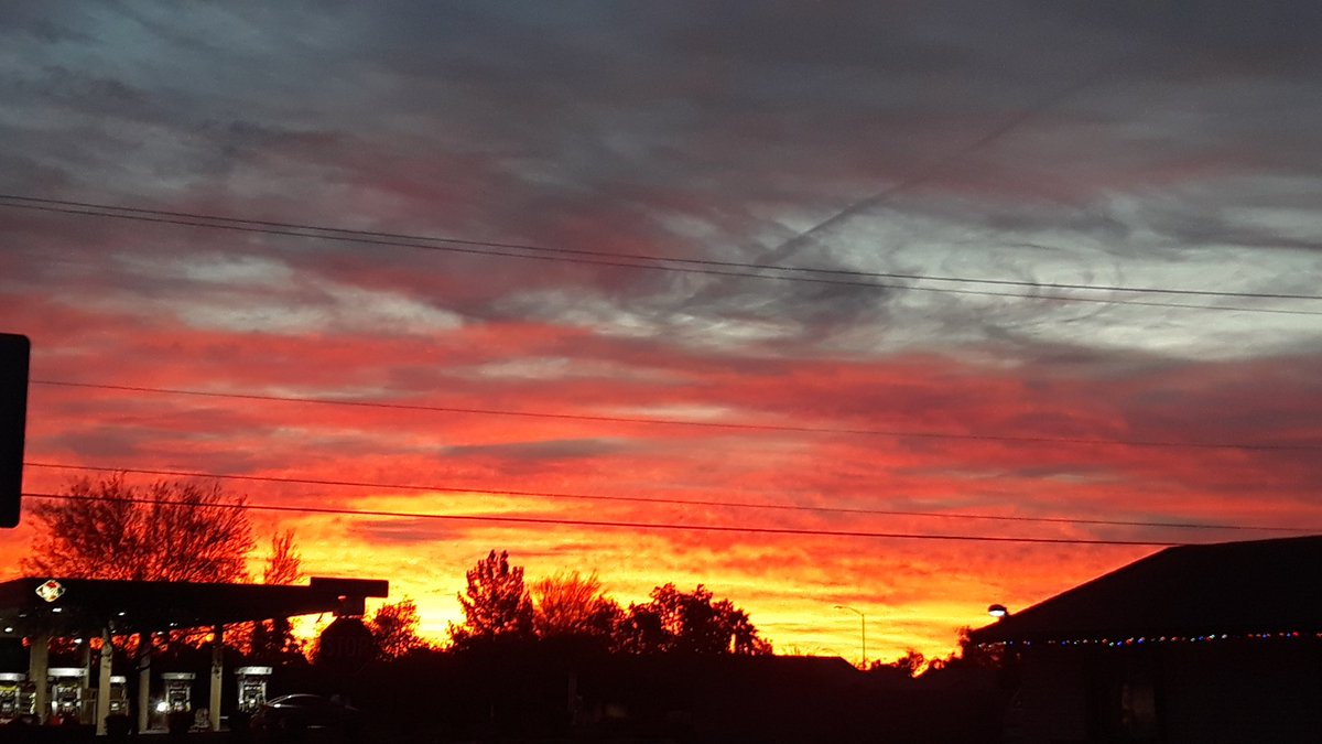 HeatherKindred's tweet photo. The most stunning sunrise this morning.  I'm still thinking about it.  #absolutelynofilter #december #azwx #azsunrises https://t.co/VgCN9DBQMk