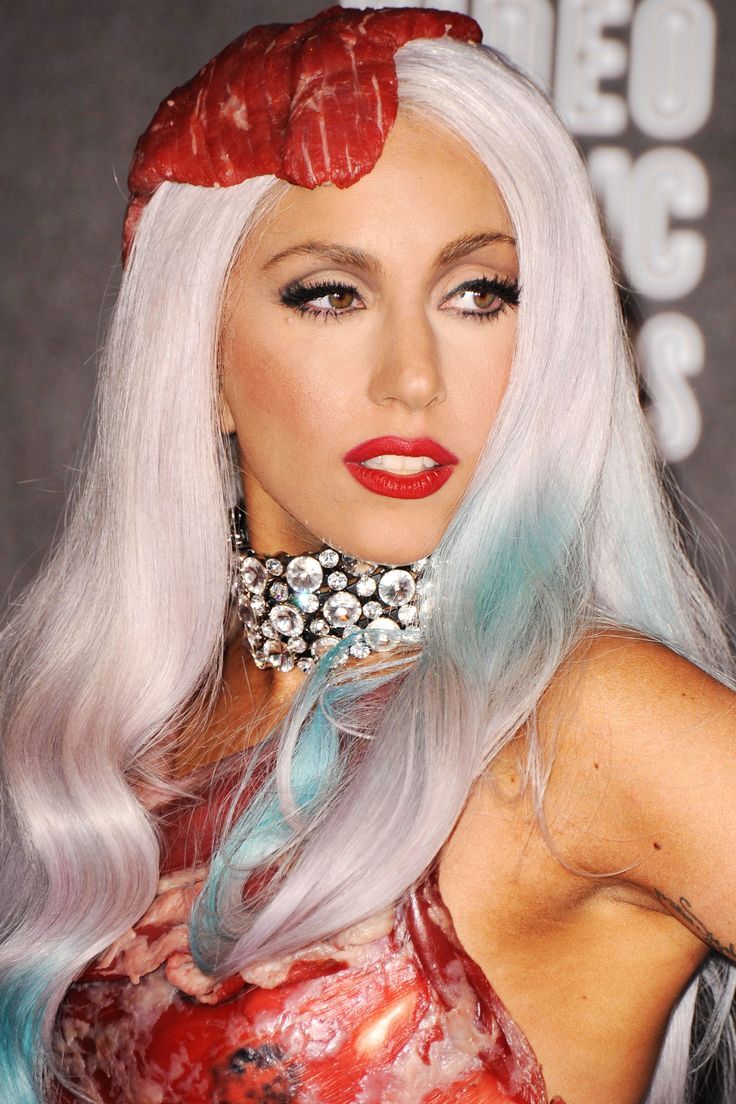 gagapecado's tweet image. “fui ao VMA com soldados que foram expulsos ​​do exército só porque eram gays, para mim, se você está disposto a dar a sua vida por seu país, qual a importância da sua orientação sexual? para mim, carne é carne, e essa foi a intensão do vestido”

lady gaga sobre o meat dress.