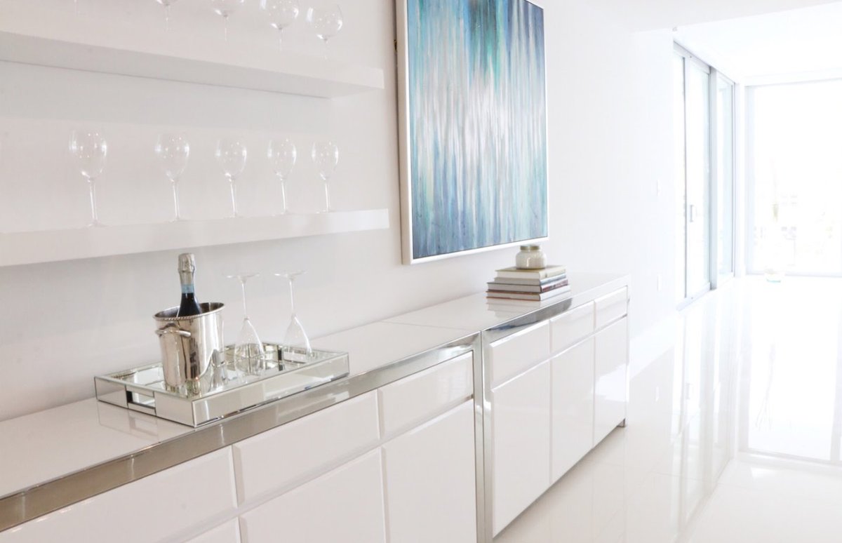 Made for at-home entertaining, this centerpiece will have you equipped for the Friday night-in you’ve been daydreaming about all week 🥂 To book a private tour of this residence, please call our sales center at (954) 530-7116 #AquaVue