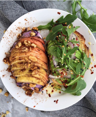 This toast from @basilandbiceps (which features our figs) is almost too pretty to eat - almost 😉Thanks for sharing!