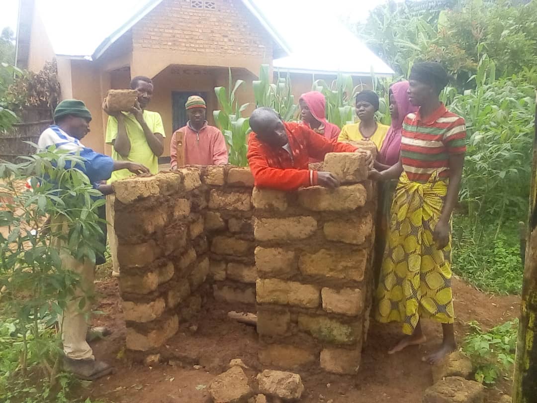 avsirwanda's tweet photo. Closing the #IVD2019 in Rukomo Sector @GicumbiDistrict #volunteers and local community members focused on responding #humansecurityissues for most vulnerable household
#WASH
#Volunteerforpeace
#peopledevelopment
#communityworks https://t.co/kTDEoBmHMZ