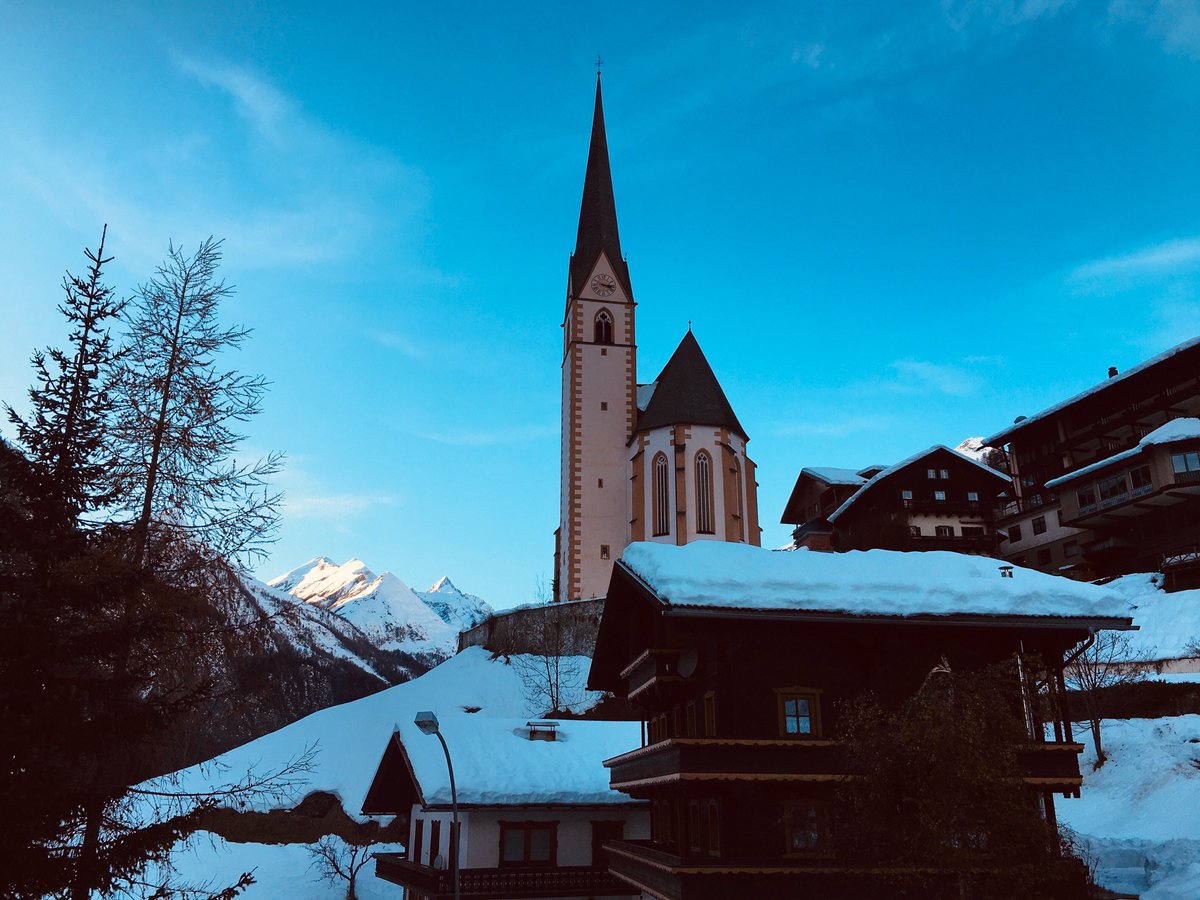 RaunigMichael's tweet photo. Hier mein jährliches, schon traditionelles Foto für alle Nicht - KärntnerInnen 😉 Hier ist er, unser #Großglockner! #Heiligenblut #Hostellinginternational https://t.co/ZXyT0Ql8RB