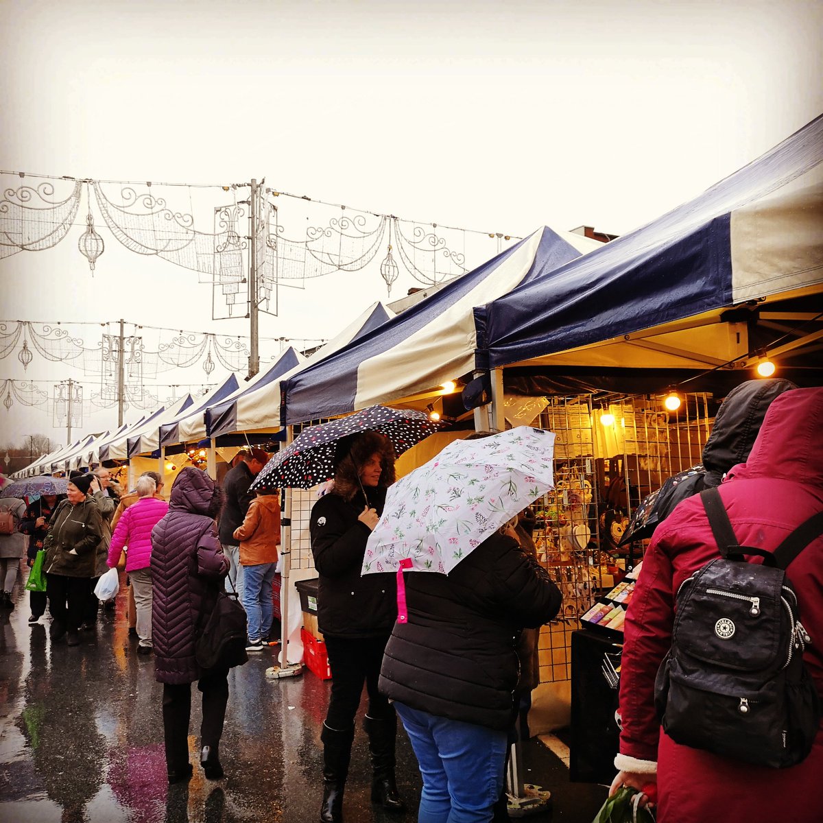 Stratforward's tweet photo. The Stratford Victorian Christmas Market is open until 8pm tonight, 10am-8pm tomorrow and 10am-5pm on Sunday.

Enjoy the many stalls, live entertainment, fantastic shops, cafes, restaurants and pubs.

#stratforduponavon
#lovestratforduponavon
#ChristmasMarkets https://t.co/Vz1isHgKVu