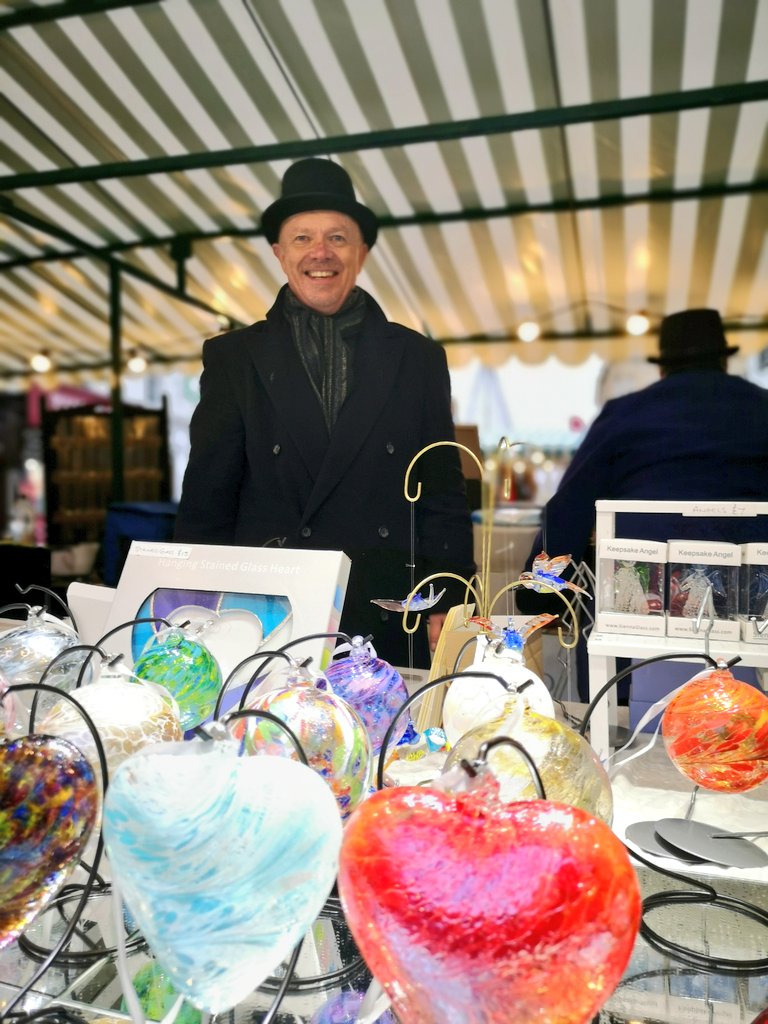 Stratforward's tweet photo. The Stratford Victorian Christmas Market is open until 8pm tonight, 10am-8pm tomorrow and 10am-5pm on Sunday.

Enjoy the many stalls, live entertainment, fantastic shops, cafes, restaurants and pubs.

#stratforduponavon
#lovestratforduponavon
#ChristmasMarkets https://t.co/Vz1isHgKVu