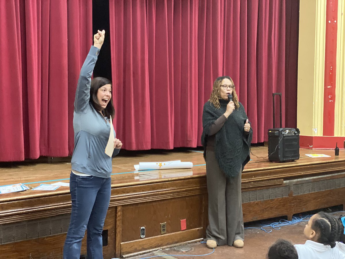Wayne_DPSCD's tweet photo. Wayne Town Hall: For the month of November we encouraged our students to focus on being kind. Students received awards for their kindness as well as our students of the month and teacher whose classes had high percentage pass rates on iReady! #GoWayne 🚀 https://t.co/6QOax7sNGA