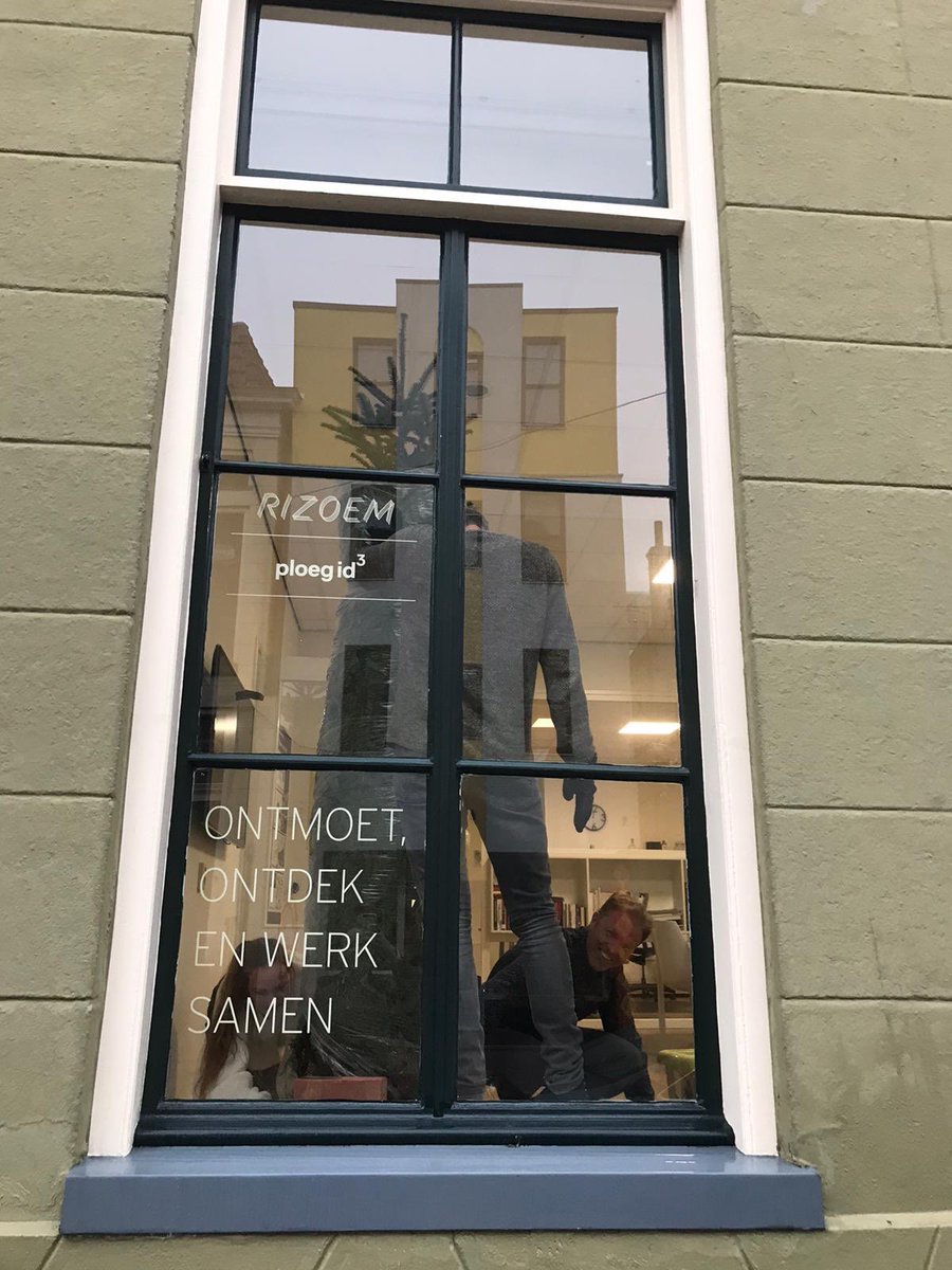 AlexanderWenker's tweet photo. Sinterklaas eruit, Kerstboom erin... @RIZOEM https://t.co/p1EHdRMAwh