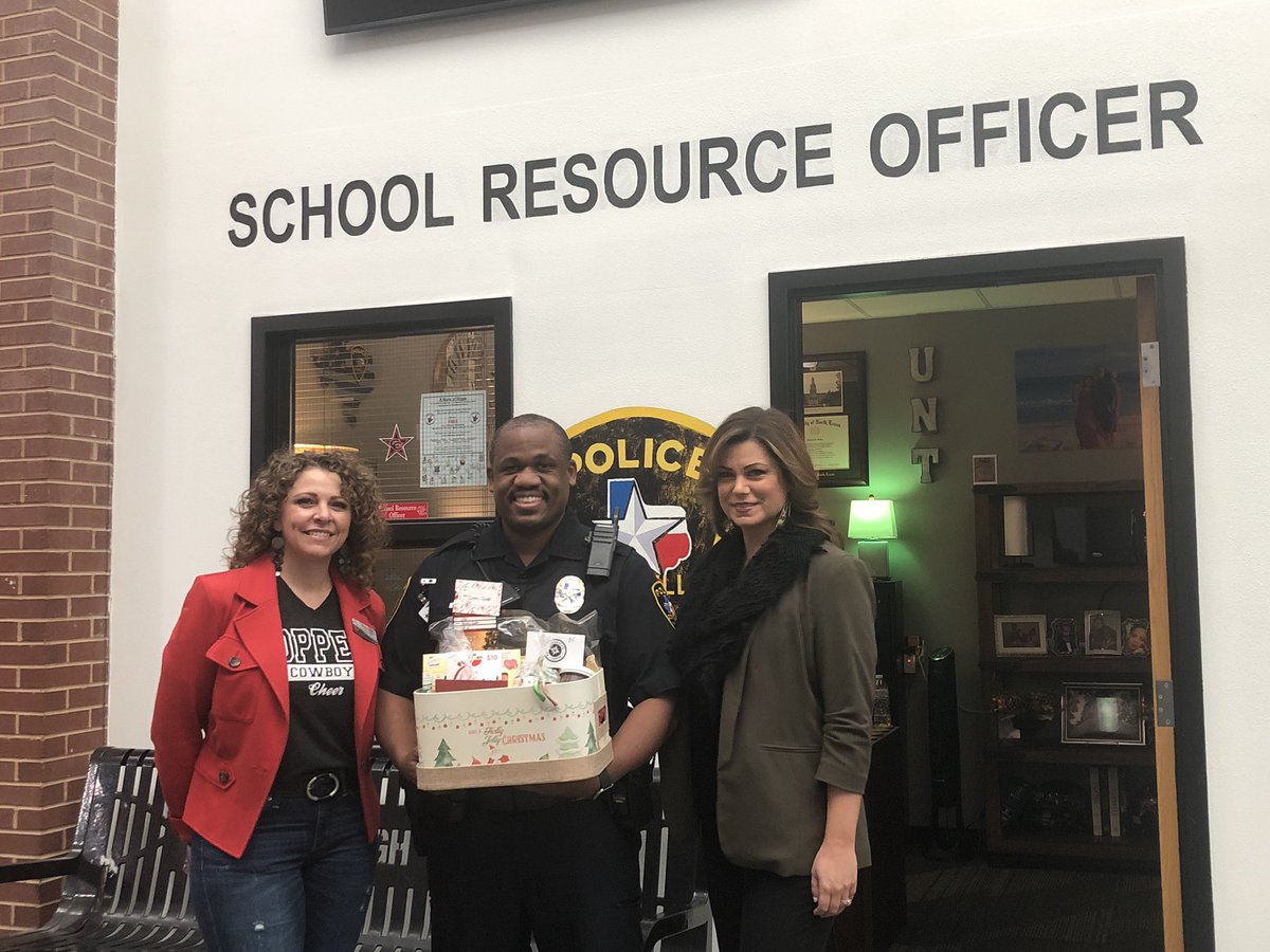mkarnold's tweet image. Got to love when members of our @CoppellHigh community show up with a surprise gift basket for our amazing @CoppellPolice SRO Reggie Walker!  Thank you Benetta and Sarah for making our day! #CHSHome
