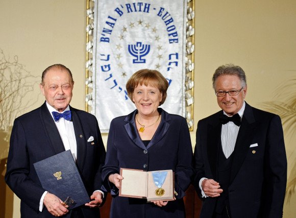  #Merkel loves B'nai B'rith (the mother of the  #ADL &  #KKK )America's 'Young America' movement: slaveholders and the B'nai B'rith https://archive.schillerinstitute.com/conf-iclc/1990s/conf_feb_1994_chaitkin.html #WelcomeRefugees does it ring a bell?