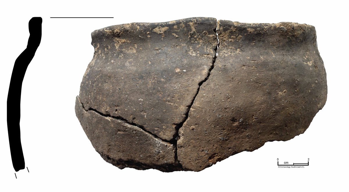 ArchSouthEast's tweet photo. Today’s #FindsFriday is this lovely piece of #IronAge pottery from our #WhitechapelCentral excavation! Along with other finds these sherds date some of the activity at the exciting prehistoric settlement to 400-100BC (Middle Iron Age). #SceneSettingE1 https://t.co/FDCPgD3yB0