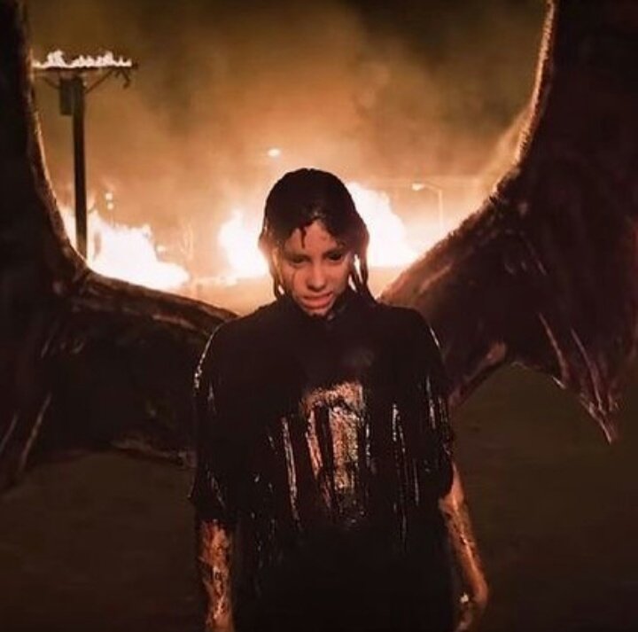 _stephlett's tweet photo. "ยิ่งเลอะ ยิ่งเยอะประสบการณ์" 😂
#BillieEilish 💚
#whenthepartysover
#badguy
#allthegoodgirlsgothehell
#XannyMusicVideo https://t.co/7kSbYVcEQM