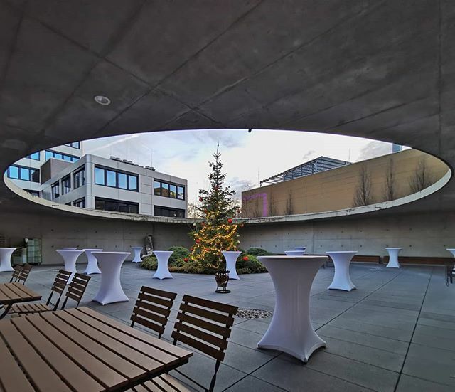 Sancho_P's tweet photo. Vor dem Sturm. #Weihnachtsfeier #GFT #Lichthof https://t.co/hkkCKftqkf https://t.co/Ug3z1kmg61