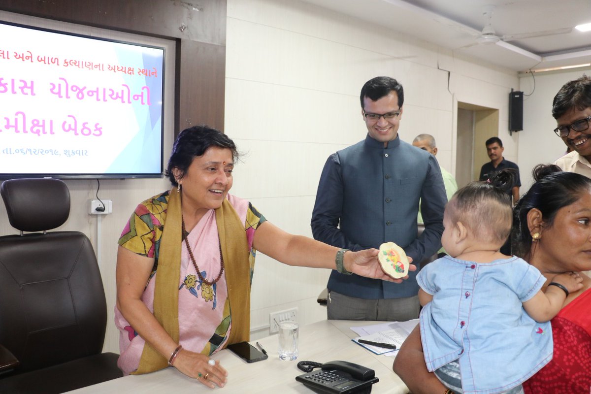 આજ રોજ માન.મંત્રીશ્રી વિભાવરીબેન દવે <a href="/WCDGujarat/">Women & Child Development, Govt of Gujarat</a> ની અધ્યક્ષતામાં ૬ માસથી વધુની ઉંમરની સૃષ્ટિ નામની બાળકીને અન્નપ્રાસ (રાબ)ખવડાવીને ઉપરી સહાય સપ્તાહ અંતર્ગત ઉજવણી કરવામાં આવી.<a href="/CMOGuj/">CMO Gujarat</a> <a href="/pkumarias/">Pankaj Kumar</a> <a href="/MinistryWCD/">Ministry of WCD</a> <a href="/DdoArvalli/">DDO Arvalli Modasa</a>