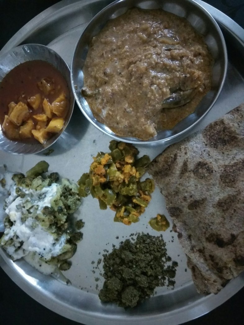 mantrisv's tweet photo. @KhanawalDurga Pls ekda aamchya ghari mumbai la yaa...#perucha goad lonch #kadipatta #chutney #bharlela #vanga #nachnijwari mix #bhakari #shimlamirchi bhaji #khamang kaakdi #म #मराठी https://t.co/oQQBLCqjiO