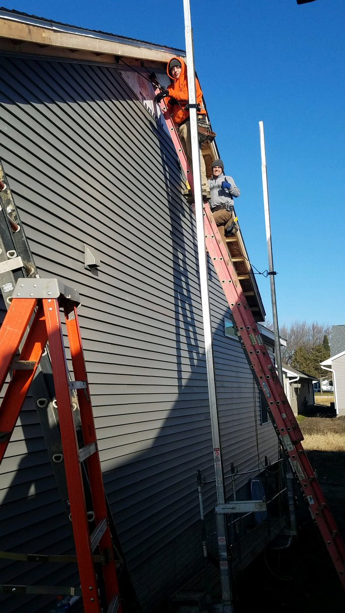 NSIndus_Tech's tweet photo. Getting the outside buttoned up!  #studentbuilt #studentbuilthome #skilledtrades #sidingpro @NorthScottHS @c0linw00ds https://t.co/H9Z9tP3ZlR