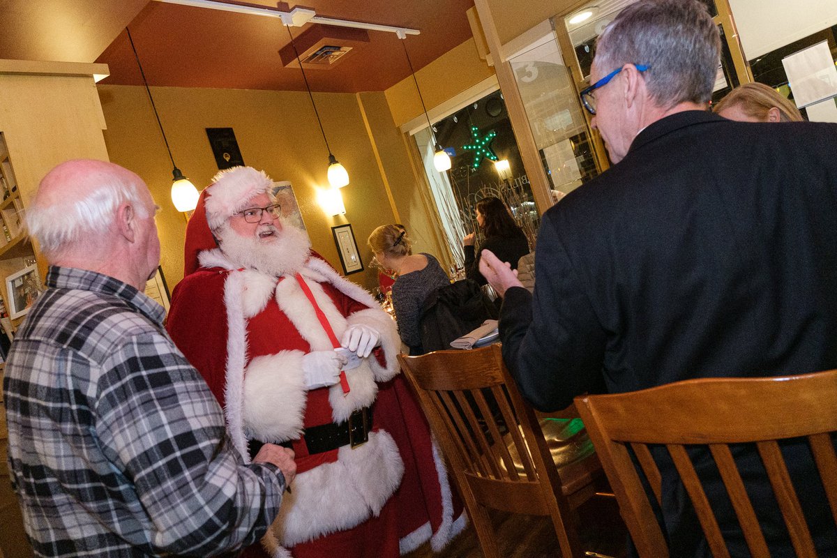 Wellington_West's tweet photo. Thank you so much to all the organizers of last night's Night Market event - in particular Tamara and Nathan from @Kindred_Shop613 for all your hard work. You helped warm up your part of @Wellington_West last night with fun, food, song, and even a visit from Saint Nick! https://t.co/KFDwcZcSmB