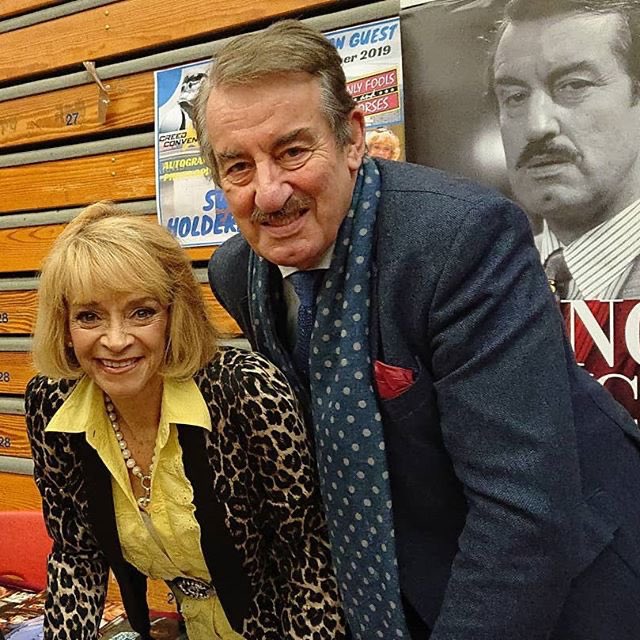 katy95802100's tweet photo. Love this pic @BeingBoycie @SueHolderness #ReadingComicCon ๐๐Pic/thinkingnerdy /Heather Ripley Instagram/ https://t.co/VKUJhc0q9t