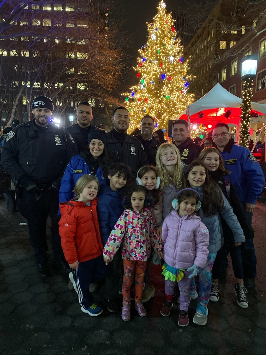 A little holiday spirit never hurt anyone!
Last night’s winter wonderland at the Metrotech Center included hot chocolate, ice sculpting, dancing, & even Santa made an appearance. Cops from @NYPD84Pct were on the scene to help spread Christmas joy, & had great company doing it.