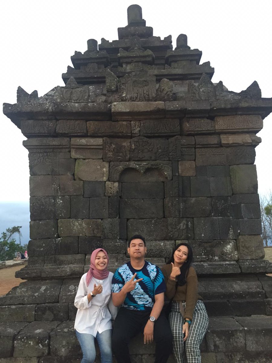 FSPzee's tweet photo. Tak sengaja kita ketemu, di sore itu. Bertemu dg lelaki itu yg punya daerah kekuasaan di Bali. Bisa-bisa nya ya anak Bali itu sampai di Jogja, wkwkw. Dan terlihat seperti reunian anak IPA ya kita (IPA 1, 2, dan 3).
#ReuniSMA #SMANDA #IPA123 #CandiIjo #Yogyakarta https://t.co/WiLSWkE65P