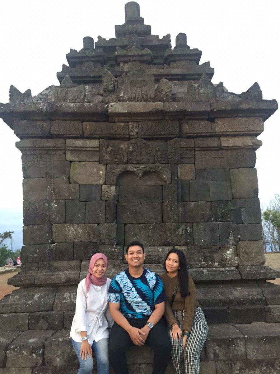 FSPzee's tweet photo. Tak sengaja kita ketemu, di sore itu. Bertemu dg lelaki itu yg punya daerah kekuasaan di Bali. Bisa-bisa nya ya anak Bali itu sampai di Jogja, wkwkw. Dan terlihat seperti reunian anak IPA ya kita (IPA 1, 2, dan 3).
#ReuniSMA #SMANDA #IPA123 #CandiIjo #Yogyakarta https://t.co/WiLSWkE65P