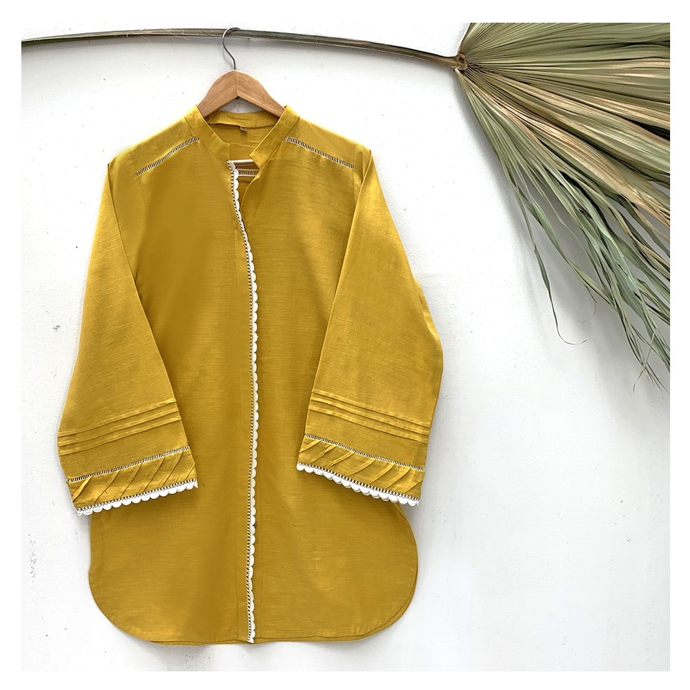 ZahaOnline's tweet photo. In a rich ochre hue khaddar kurta, 'Yellow Beat' features a structured silhouette with a dainty ivory lace trim and meticulously pleating on the sleeves. A classic and versatile kurta which definitely deserves a place in your winter wardrobe!⁣
⁣Now available instores &amp; online https://t.co/ZA2HTBQkOq