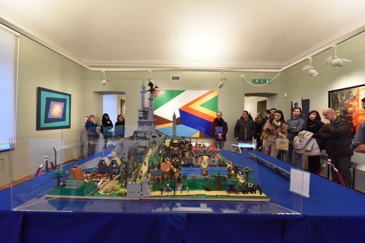 Inaugurato oggi "Il Villaggio incantato" al Castello Gamba con Château Noël, la Carovana di Natale, un gruppo di saltimbanchi, poeti, cantastorie, musici, danzatori provenienti da tutto il mondo e la Mostra LEGO® con i mitici mattoncini