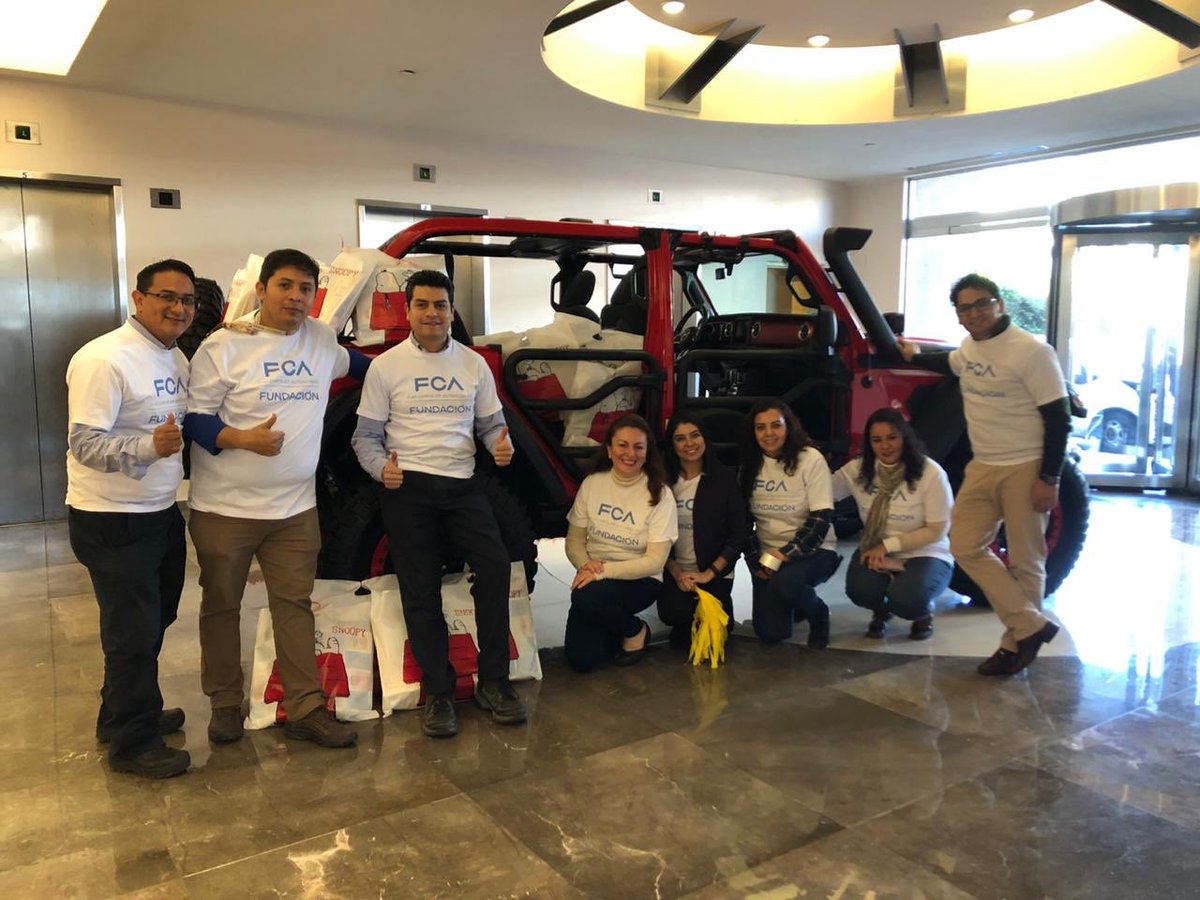 StellantisMX's tweet photo. Con la finalidad de hacerles pasar una Navidad más alegre, Voluntarios de #Fundación @FCAMexico empacaron dulces y juguetes para los niños de Tlapa de Comonfort en Guerrero https://t.co/zohpuQ0gMC