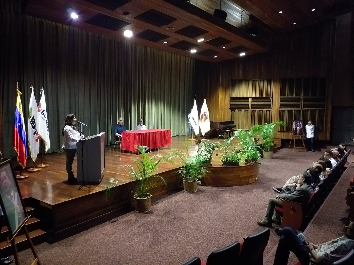 FUNDELEC_VZLA's tweet photo. Trabajadores del sector eléctrico reciben diplomas por formación en Eficiencia Energética a fin de contribuir al fomento de una cultura energética teniendo como vértice el respeto al medio ambiente @FBritoMaestre @carlosborgesp @mppeevzla @CORPOELECinfo
#fundelecvzla #sendigital https://t.co/CyWUrygKEf