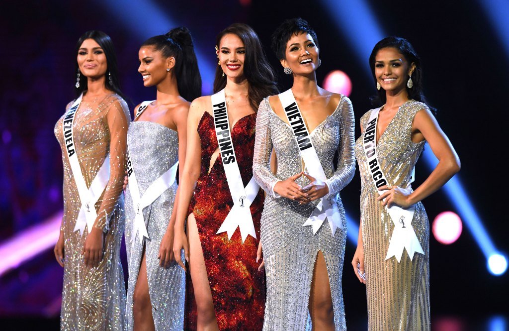 MsUniverseVote's tweet photo. VOTE Miss Universe 2019 During Preliminary and National Costume Competition‼️📢🛎️🌹👸 #MissUniverse2019Top20✓ 
VOTE NOW Miss Universe 2019 For TOP 20, ONLINE VOTING APP👇: https://t.co/hp0puSG2Qi #MissUniverseVote #MissUniverseVoting https://t.co/6nW6GLJE7s