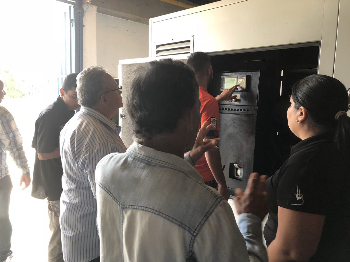IvsshjavAragua's tweet photo. Gracias al Gobierno Bolivariano de @RMarcoTorres se recibe donación de dos baterías para la planta electrónica del Hospital José Antonio Vargas de #Aragua @NicolasMaduro @magallyvina @regulolacruz https://t.co/pnVF0VCTVl