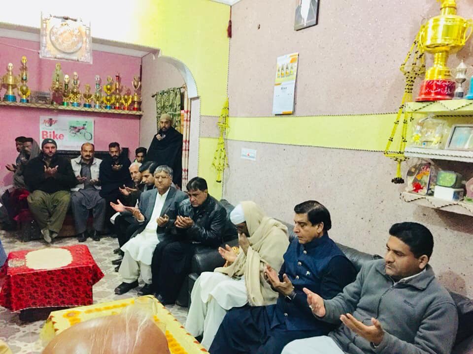 rabnawax331's tweet photo. تُم مُجھے رات کی تاریکی میں قتل کرو گے
میں صبح اخبار کی سرخی بن کر اُٹھوں گا سابق وزیراعظم راجہ پرویز اشرف نے مشہور والی بال کھلاڑی چوہدری محسن فاروق آف سموٹ کے اہل خانہ سے ملاقات کی، افسوسناک واقعہ پر اہل خانہ سے دلی تعزیت و فاتحہ دُعا فرمائی
#06December2019@KhurramPervezR1 https://t.co/aWJIQEDAuT