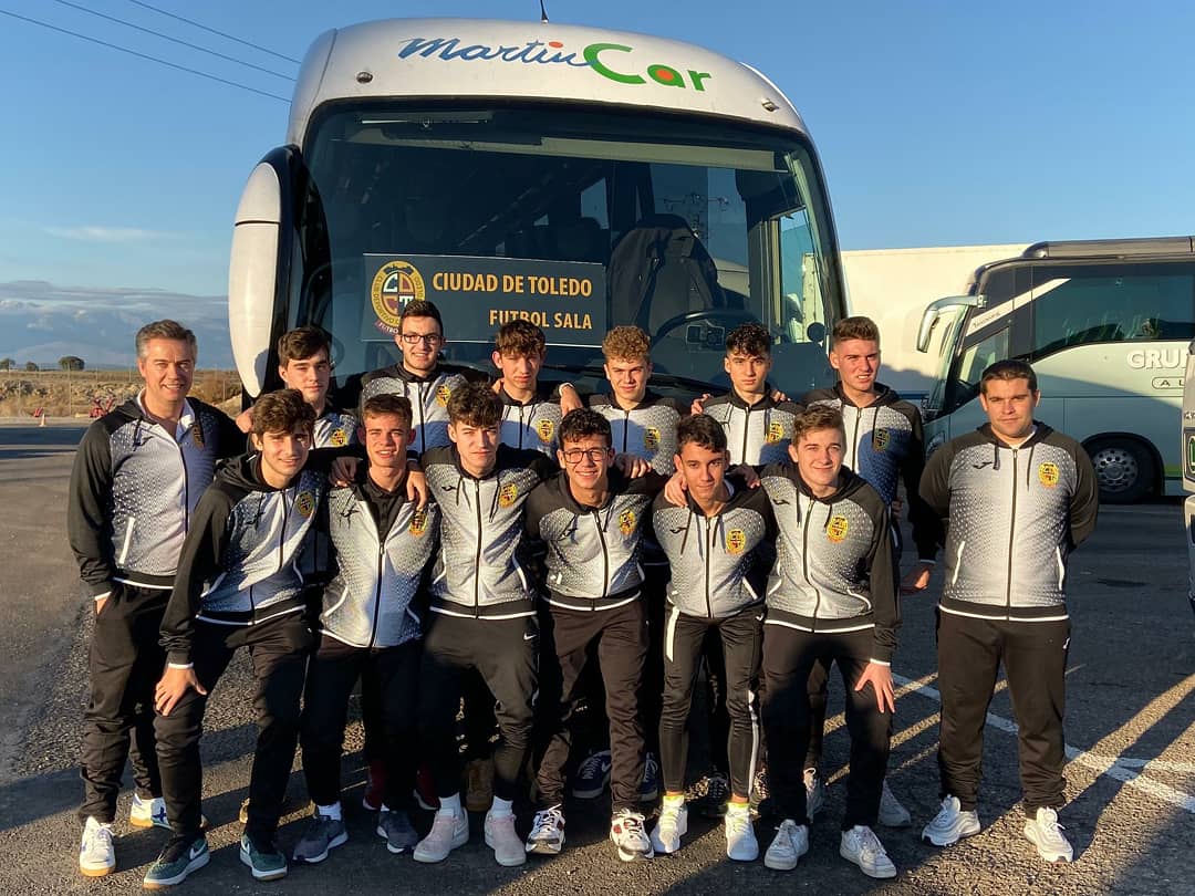 Victor17VFS's tweet photo. Camino a Almaraz (Cáceres) a por otro partido de Liga con @automartincar.
#VamosCiudaddeToledo
#GoCDT 🔶🔶🔶 https://t.co/gKZzI4EalD