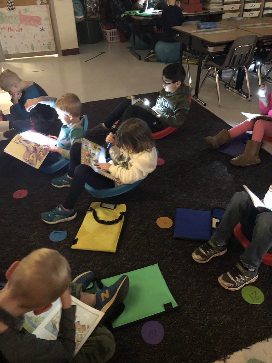 herbertjen23's tweet photo. Ss enjoying Flashlight Friday by the roaring fire! @RoundHillES https://t.co/rvCkFpTQBE