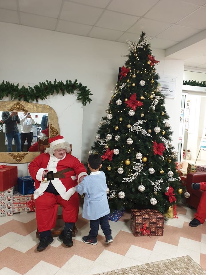 Info_iatAndrano's tweet photo. Babbo Natale, prima di partire per il lungo viaggio, è voluto passare un attimo da Andrano. Santa Claus si sta rilassando nell'atrio del comune dove si percepisce un'atmosfera fantastica. Intanto aumentano le letterine per Babbo Natale.
#weareinPuglia #puglia365 #Andrano #Natale https://t.co/4WefnPlK8o