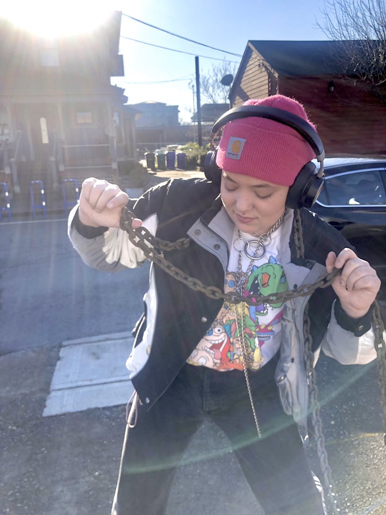 tinydeathz's tweet image. This is what a trans disabled houseless person looks like. Funny and majestic, human and artistic, sweet and aesthetic, and just as valid as you. But People refuse to make eye contact with us and cross the street to avoid us. Maybe Smile and just say hi? I promise I won’t bite.