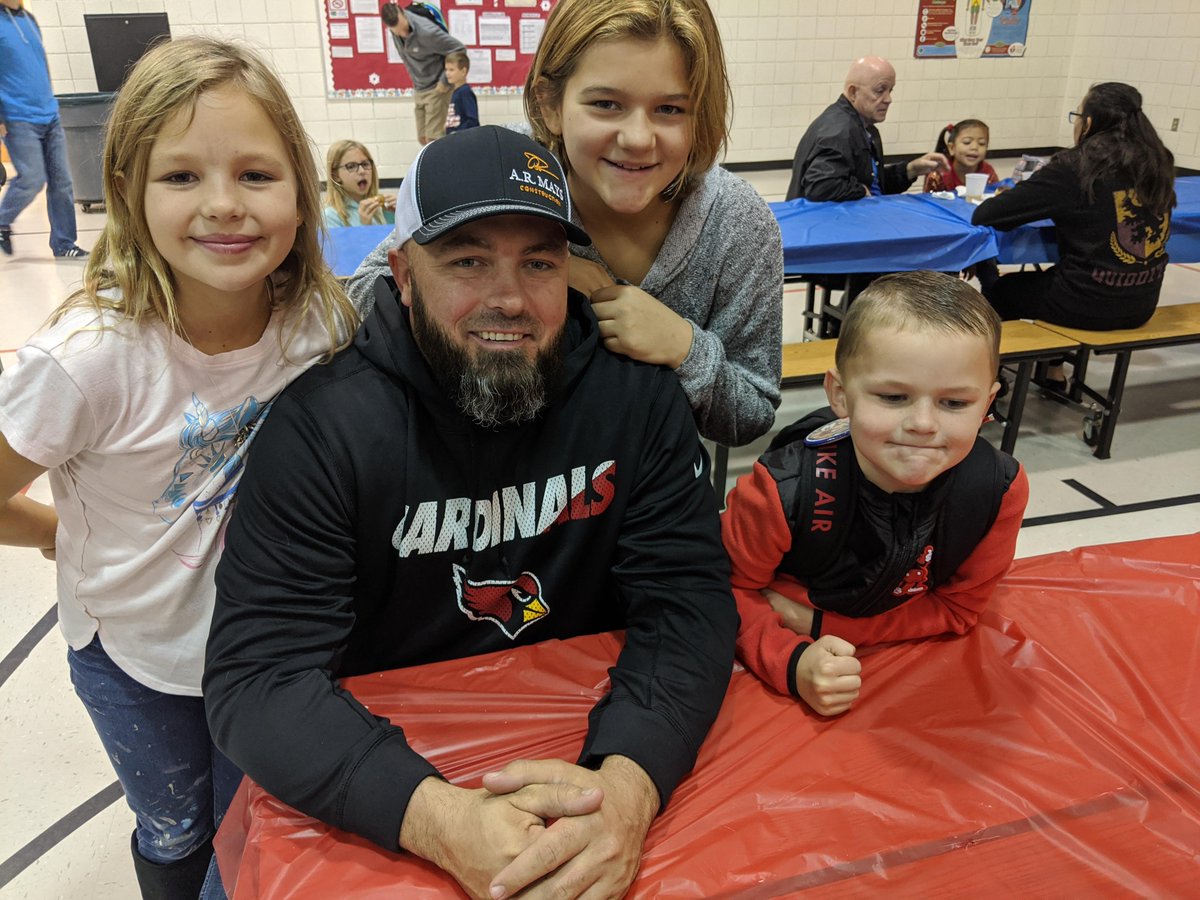 JDHullHeroes's tweet image. Everybody had a great time at our Doughnuts for Dads morning, sponsored by our Student Council!  What a great way to start the day!  @ChandlerUnified @JanePto