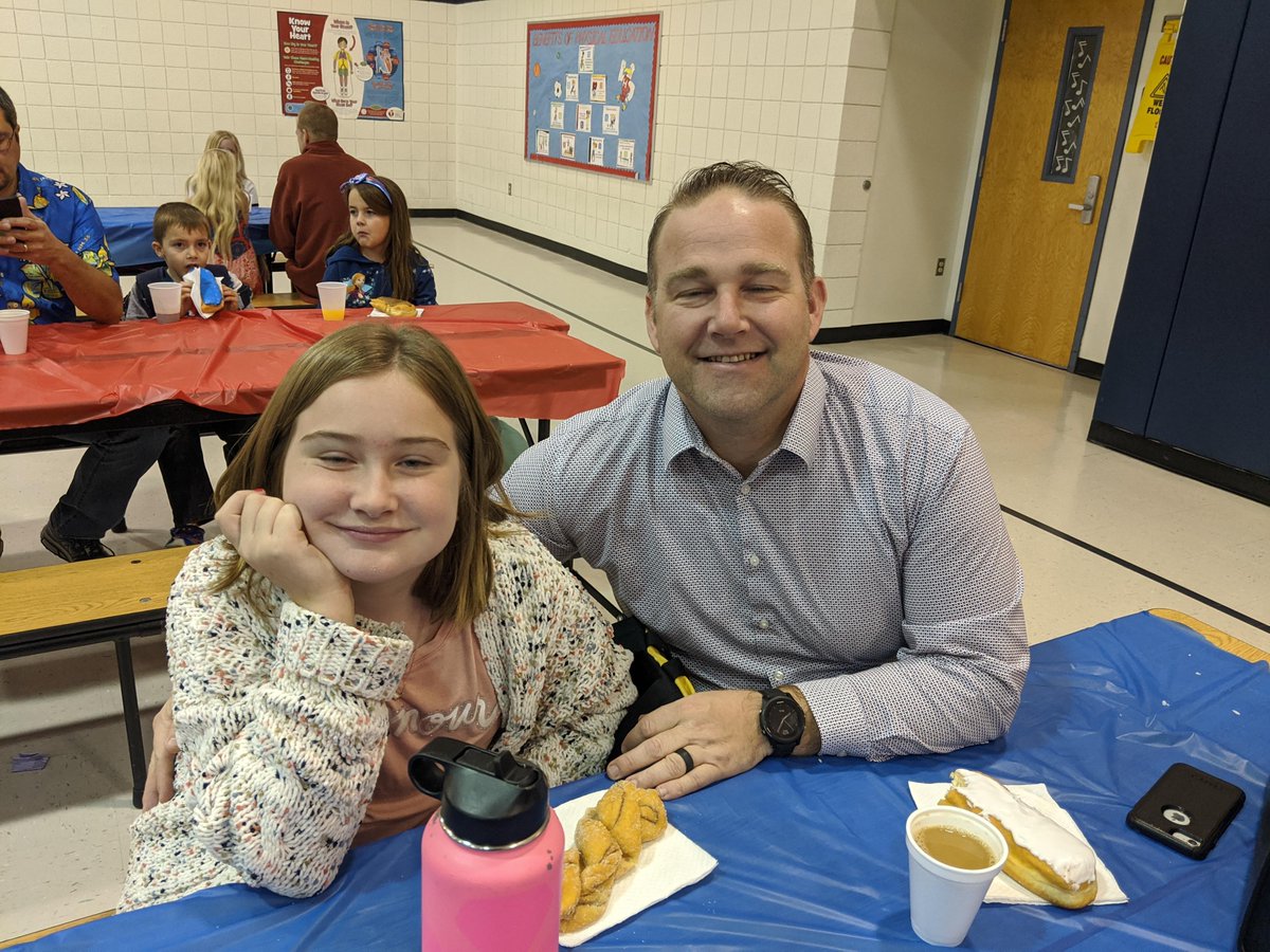 JDHullHeroes's tweet image. Everybody had a great time at our Doughnuts for Dads morning, sponsored by our Student Council!  What a great way to start the day!  @ChandlerUnified @JanePto