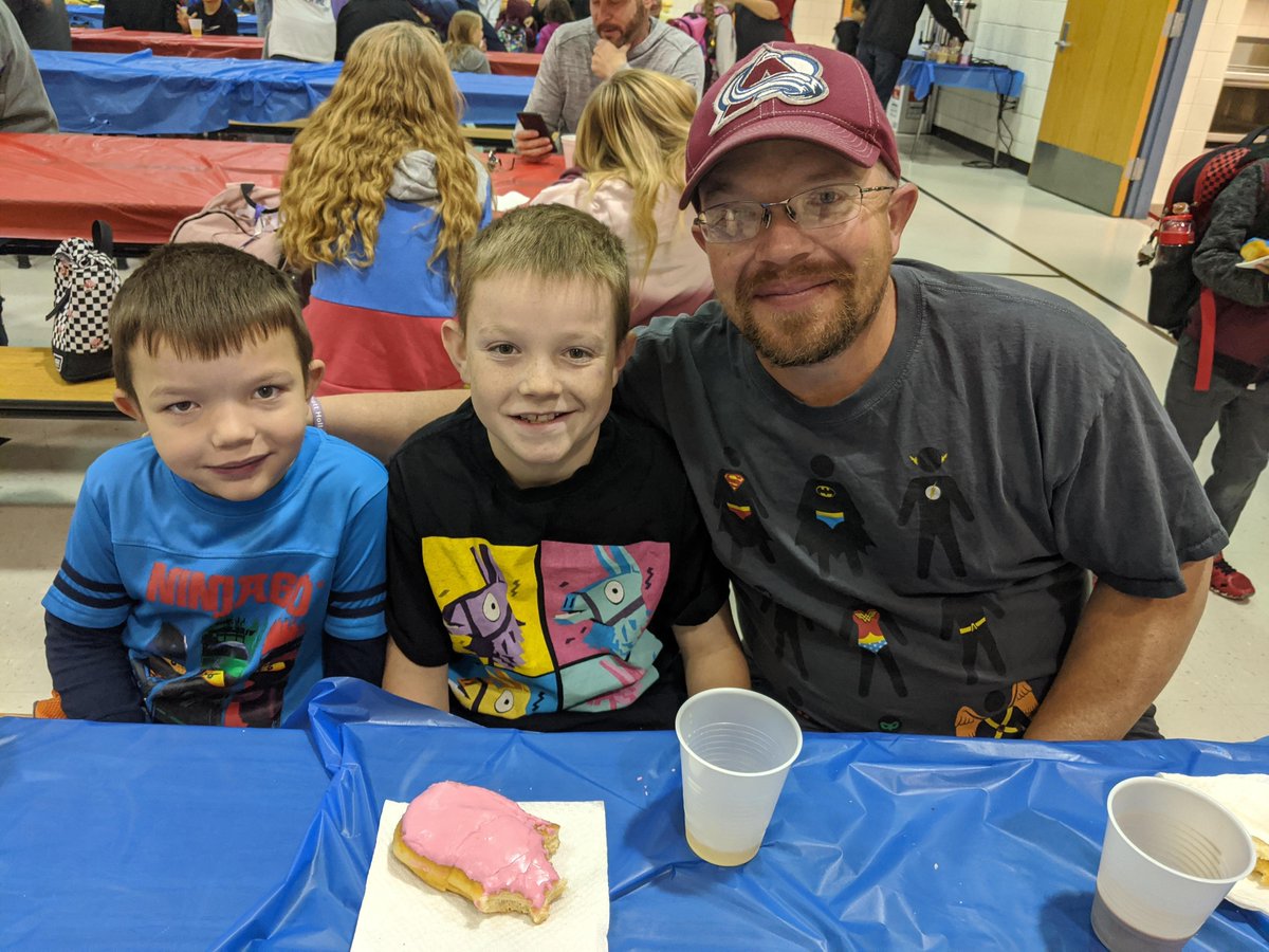 JDHullHeroes's tweet image. Everybody had a great time at our Doughnuts for Dads morning, sponsored by our Student Council!  What a great way to start the day!  @ChandlerUnified @JanePto