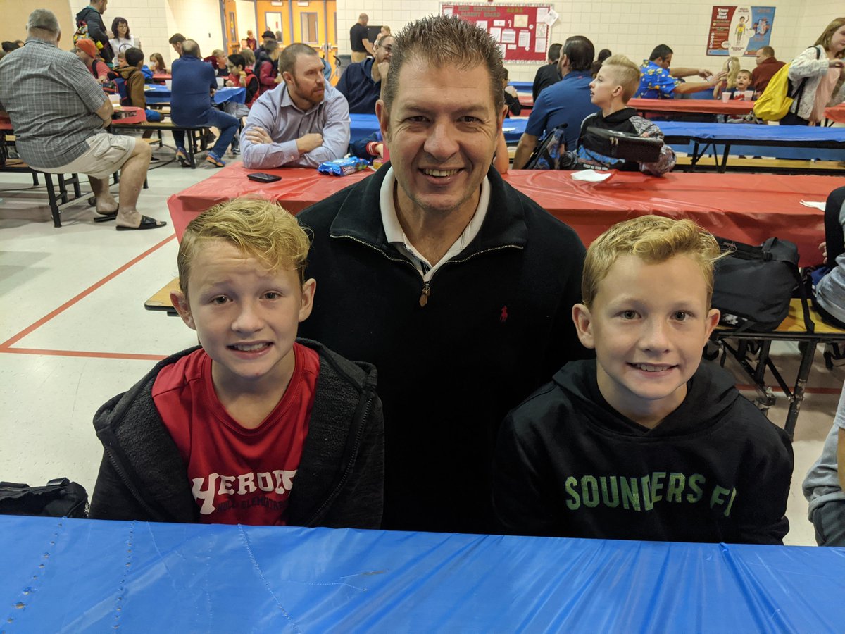 JDHullHeroes's tweet image. Everybody had a great time at our Doughnuts for Dads morning, sponsored by our Student Council!  What a great way to start the day!  @ChandlerUnified @JanePto