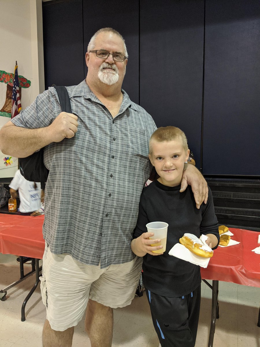 JDHullHeroes's tweet image. Everybody had a great time at our Doughnuts for Dads morning, sponsored by our Student Council!  What a great way to start the day!  @ChandlerUnified @JanePto