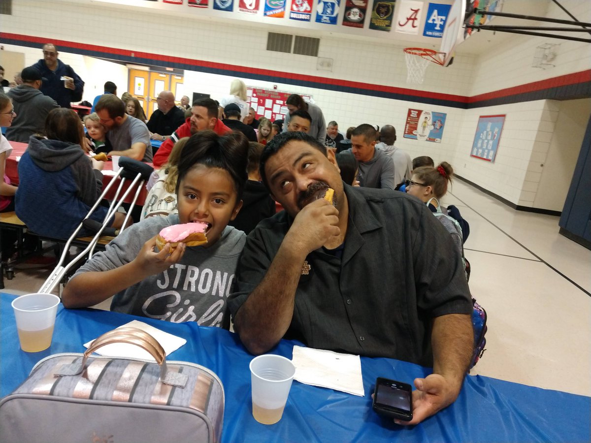 JDHullHeroes's tweet image. Everybody had a great time at our Doughnuts for Dads morning, sponsored by our Student Council!  What a great way to start the day!  @ChandlerUnified @JanePto