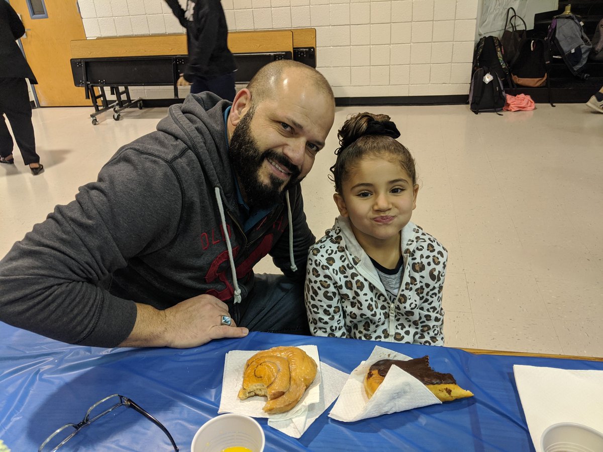 JDHullHeroes's tweet image. Everybody had a great time at our Doughnuts for Dads morning, sponsored by our Student Council!  What a great way to start the day!  @ChandlerUnified @JanePto