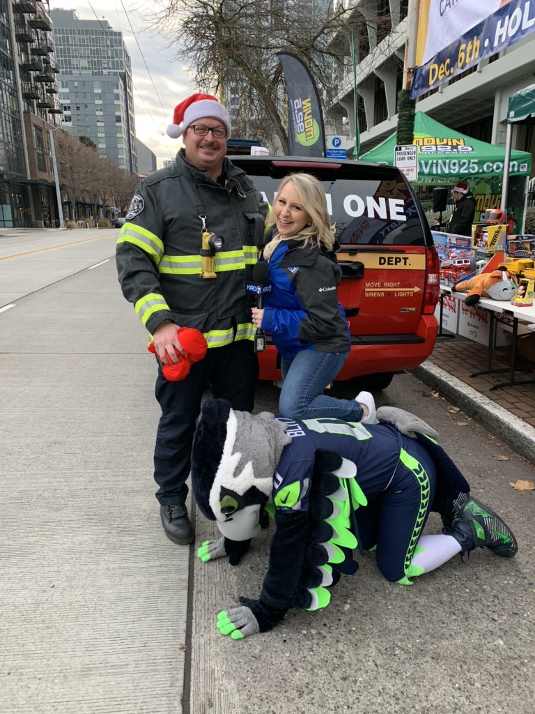 TracyTTraffic's tweet photo. Thanks to @SeattleFire for stopping by @KIRO7Seattle with a donation for the #kiro7cares @ToysForTots_USA toy drive! Come see us at 3rd and Broad with your donation! #ToyDriveLive #holiday https://t.co/sXtUJmap9d