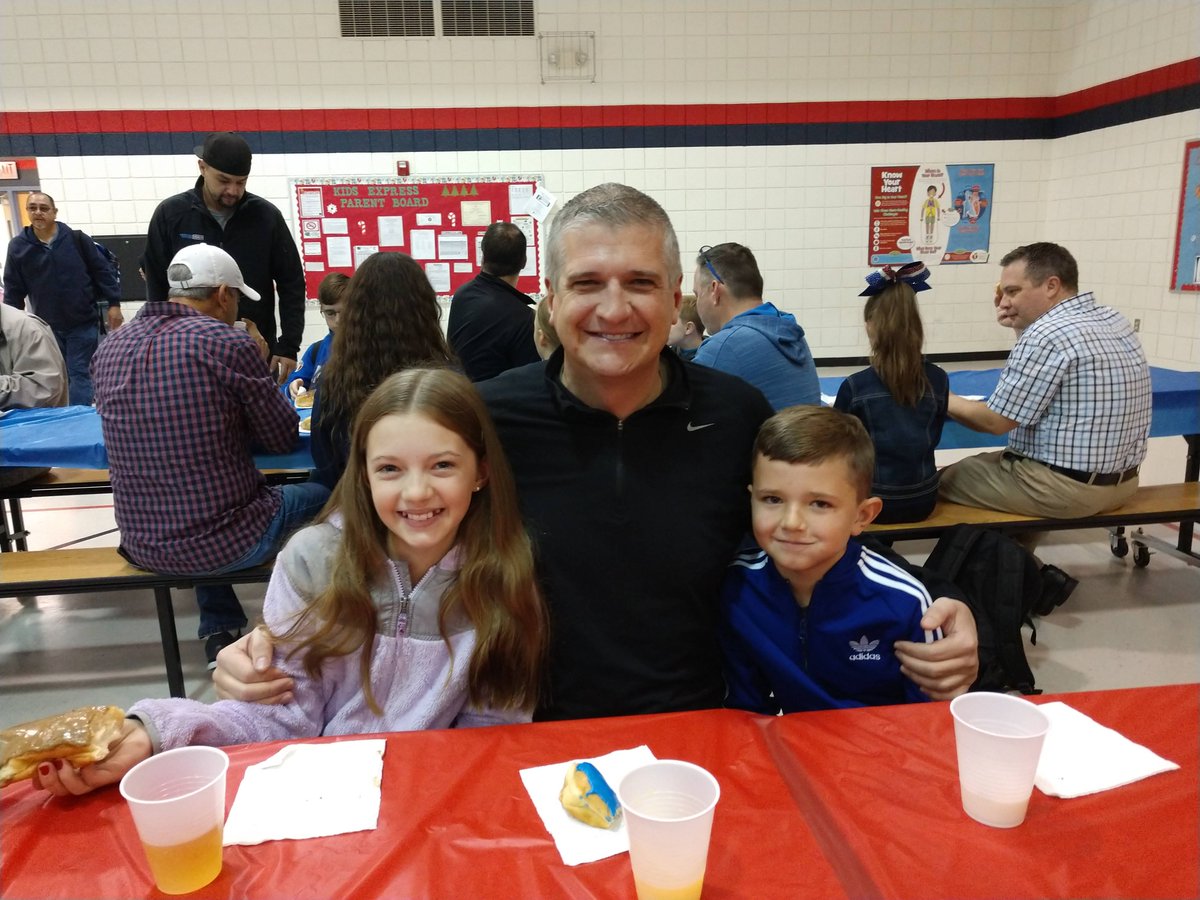 JDHullHeroes's tweet image. Everybody had a great time at our Doughnuts for Dads morning, sponsored by our Student Council!  What a great way to start the day!  @ChandlerUnified @JanePto