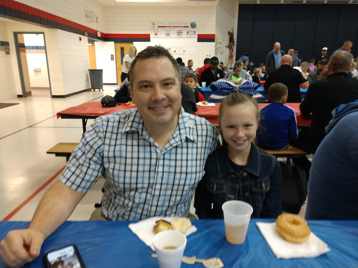 JDHullHeroes's tweet image. Everybody had a great time at our Doughnuts for Dads morning, sponsored by our Student Council!  What a great way to start the day!  @ChandlerUnified @JanePto
