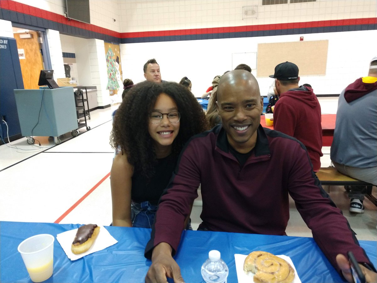 JDHullHeroes's tweet image. Everybody had a great time at our Doughnuts for Dads morning, sponsored by our Student Council!  What a great way to start the day!  @ChandlerUnified @JanePto